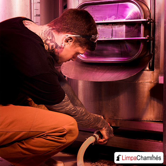 Serviço técnico de limpeza de caleiras
